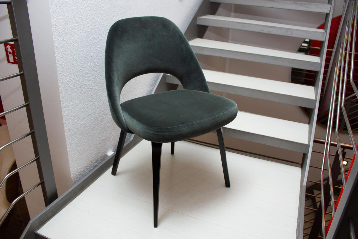 Knoll International - Stuhl Saarinen Kollektion Relax Konferenz Bezug Stoff Cactus 169 Eva Grün Vier Bein Gestell Eiche Auf Ebenholz Gebeizt - 2