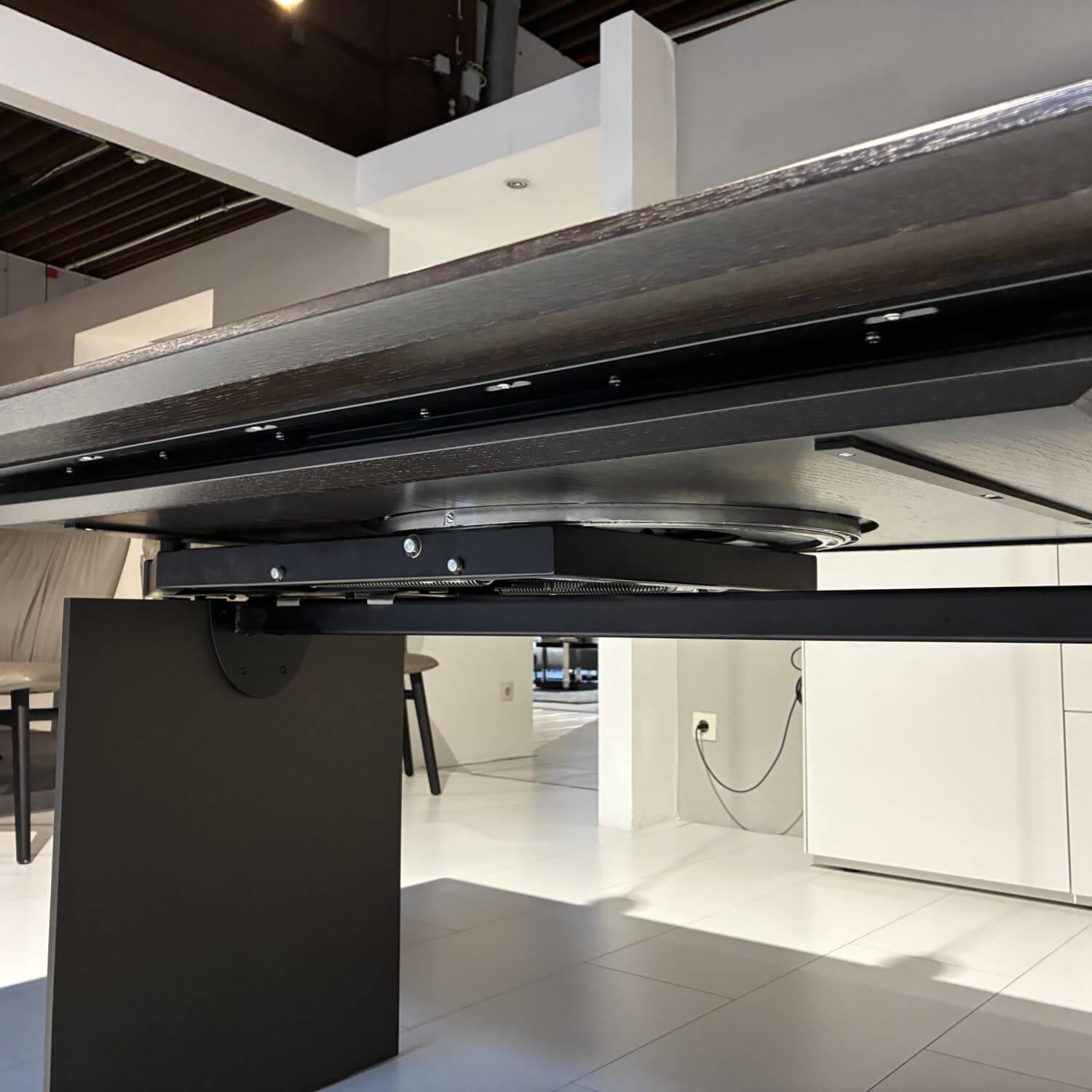 Draenert - Esstisch Atlas 1280 ll Platte Mooreiche Gebeizt Wangenfuß Aluminium Bronze Eloxiert Mit Integrierter Schwenkplatte - 2