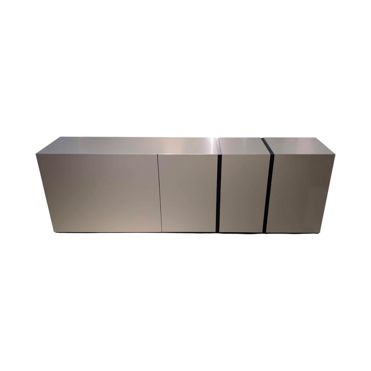 Kettnaker - Sideboard Alea Fugenplatten Vertikal Oberfläche Aluminium Natur Korpus Lack Schwarz Matt - 1