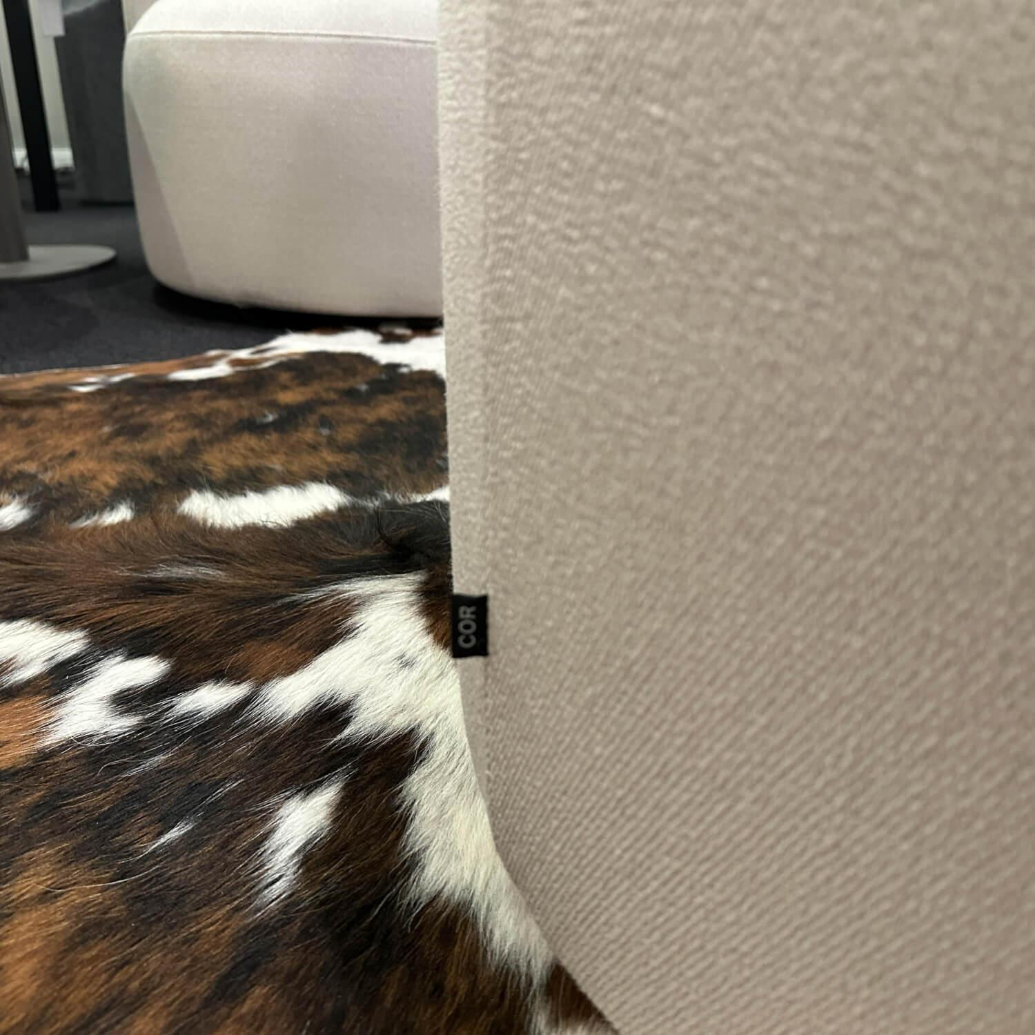 COR - Sofa Siwa Stoff 9161 Kiesel Hellgrau Creme mit Kissen und Hocker - 5