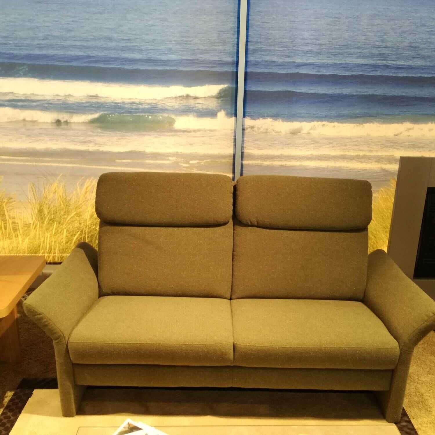 Sofa Hepburn 2,5-Sitzer Stoff Pari Oliv 3 Grün Grau
