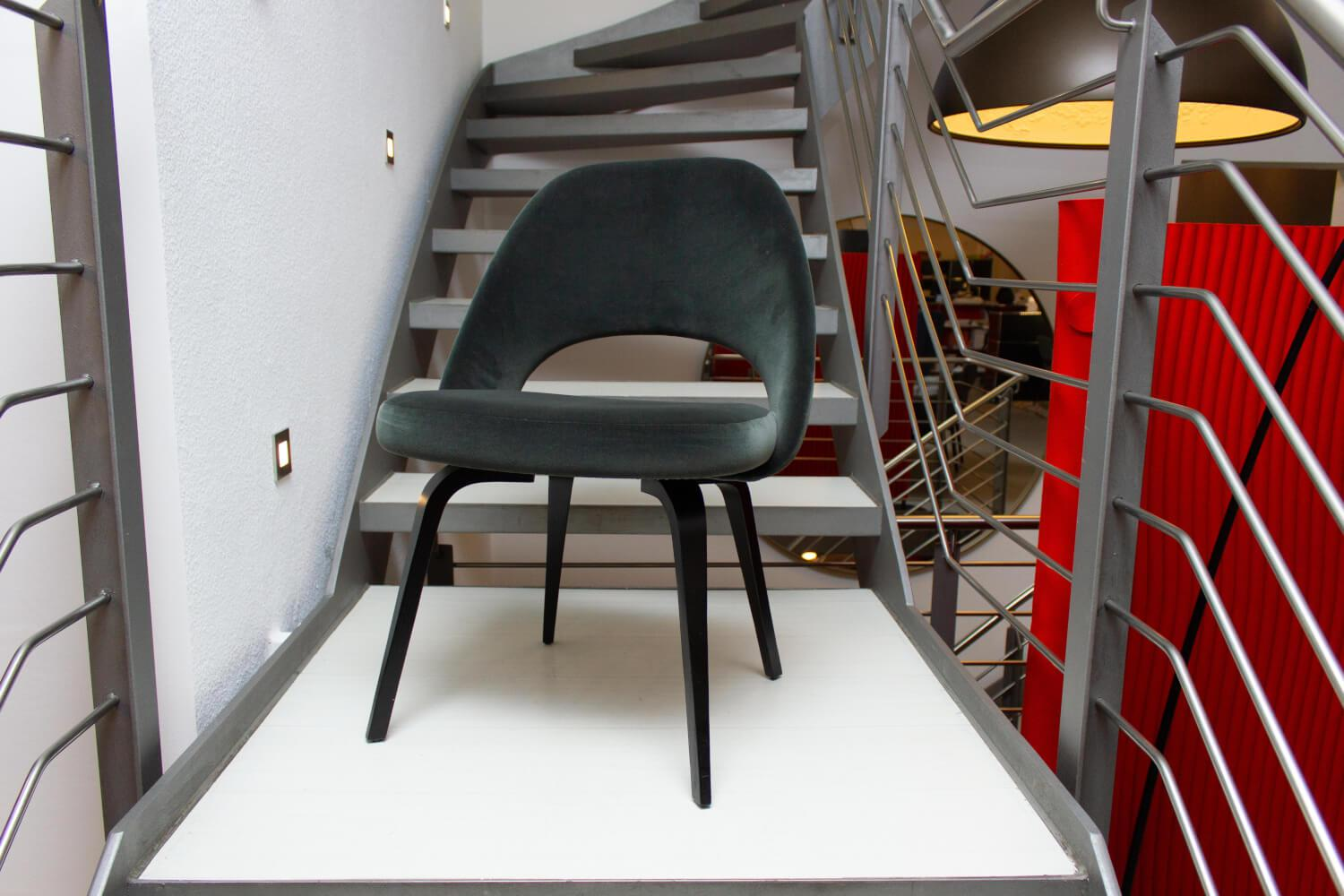 Knoll International - Stuhl Saarinen Kollektion Relax Konferenz Bezug Stoff Cactus 169 Eva Grün Vier Bein Gestell Eiche Auf Ebenholz Gebeizt - 5