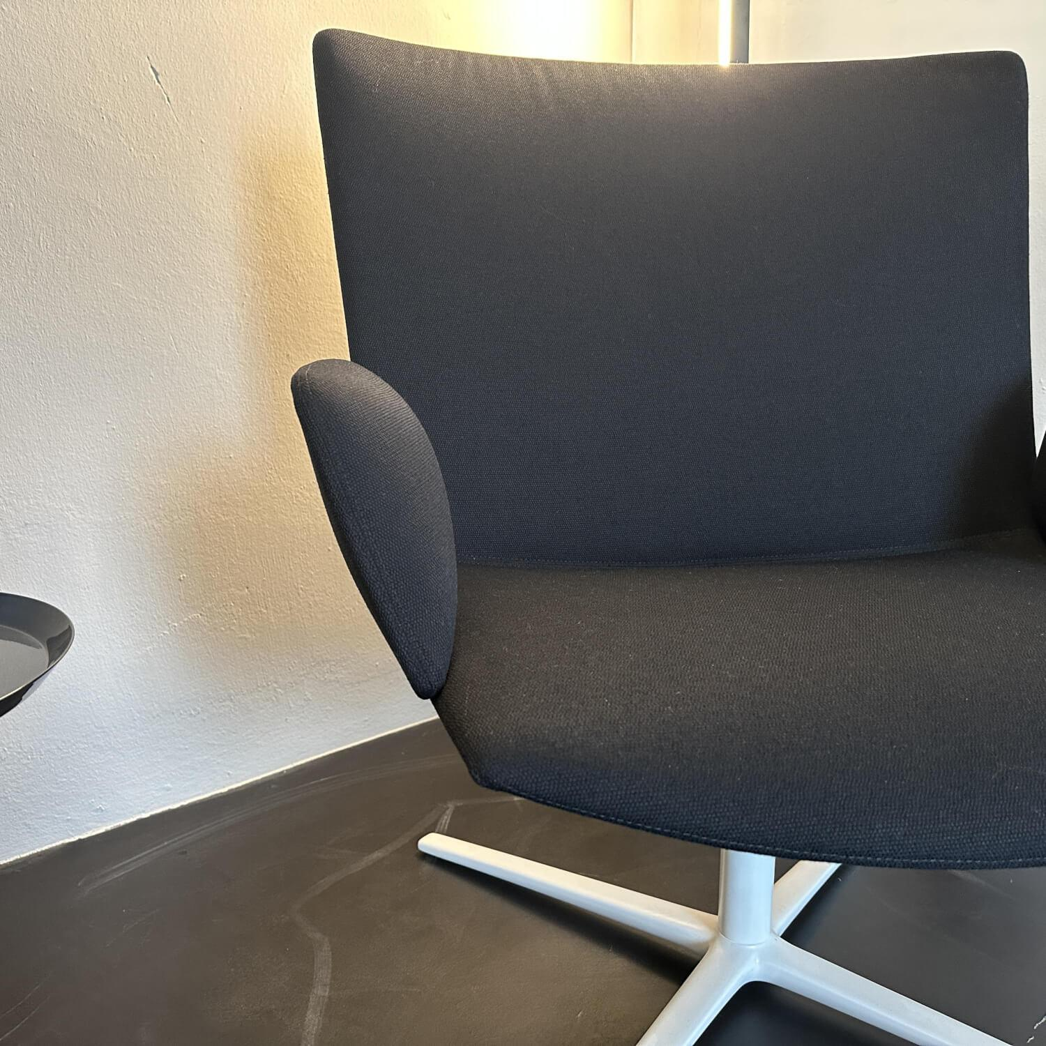 Desalto - Armlehnsessel Calum Comfort Stoff Kvadrat Messenger T98 Nero Schwarz Gestell Metall B62 Weiß Matt - 7