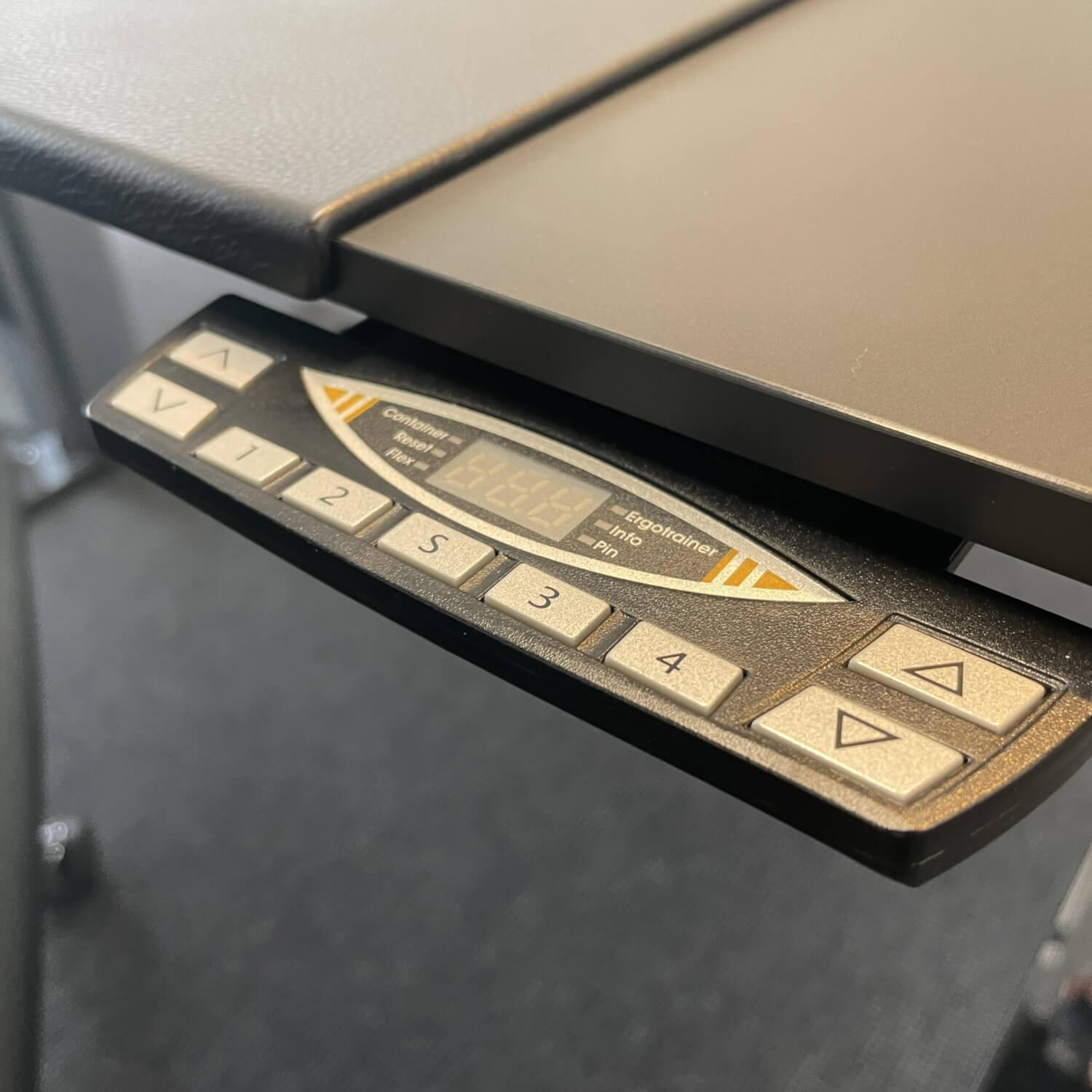 Schreibtisch EXEC-V7300 Tischplatte Fenix Black Gestell Hochglanz Verchromt mit Doppelcontainer