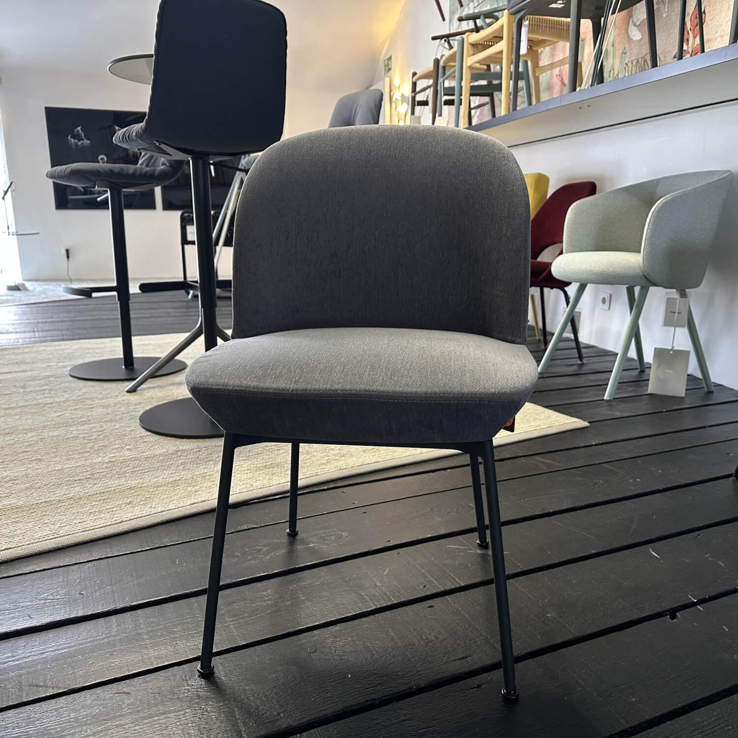 Muuto - Stuhl Oslo Side Chair Stoff Kvadrat Still Grau Gestell Metall Schwarz - 7
