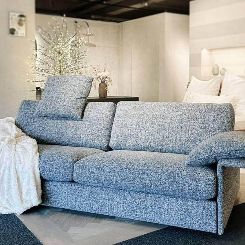 Bielefelder Werkstätten - Sofa Inspiration Stoff Barry Grau mit 2 Armlehnkissen - 2