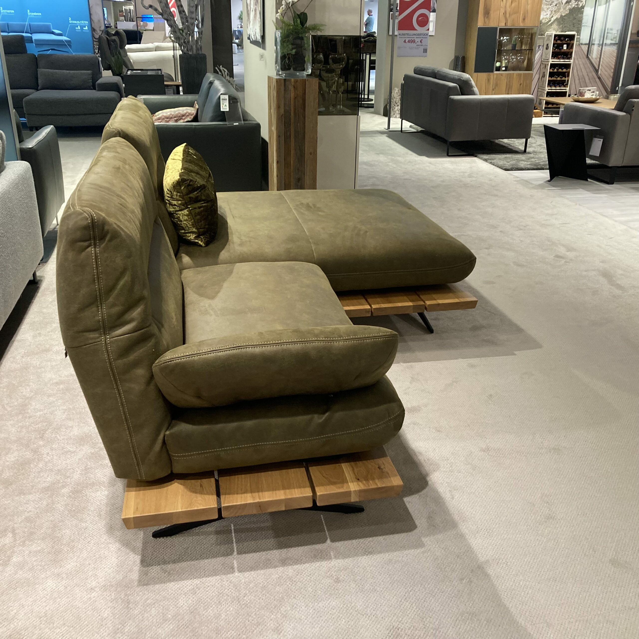 Koinor - Ecksofa Mary Stoff Bison Khaki Grün Naht Beige Plateau Wildeiche Massiv Geölt Kufe Schwarz - 4