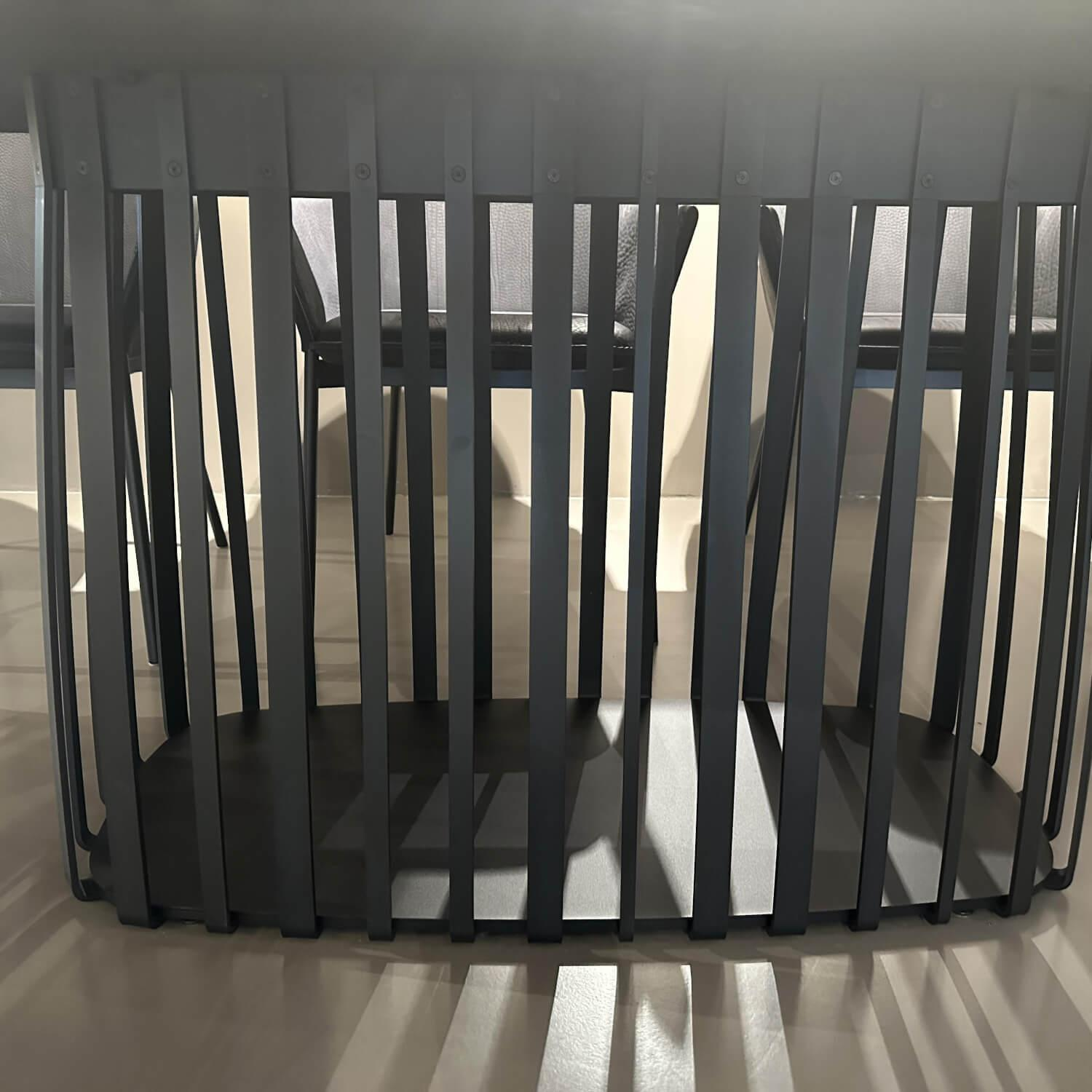 Janua - Esstisch BC07 Basket Platte Lärche Geköhlt Braun Gestell Metall RAL9005 Tiefschwarz Schwarz - 7
