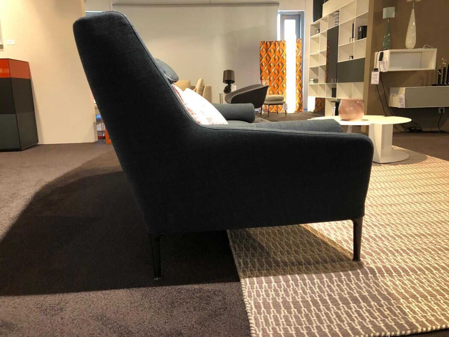 B&B Italia - Sofa Edouard Stoff Aramis Blau Naht Perlgrau Füße Schwarz mit Kopfstütze und 2 Rollerkissen - 4