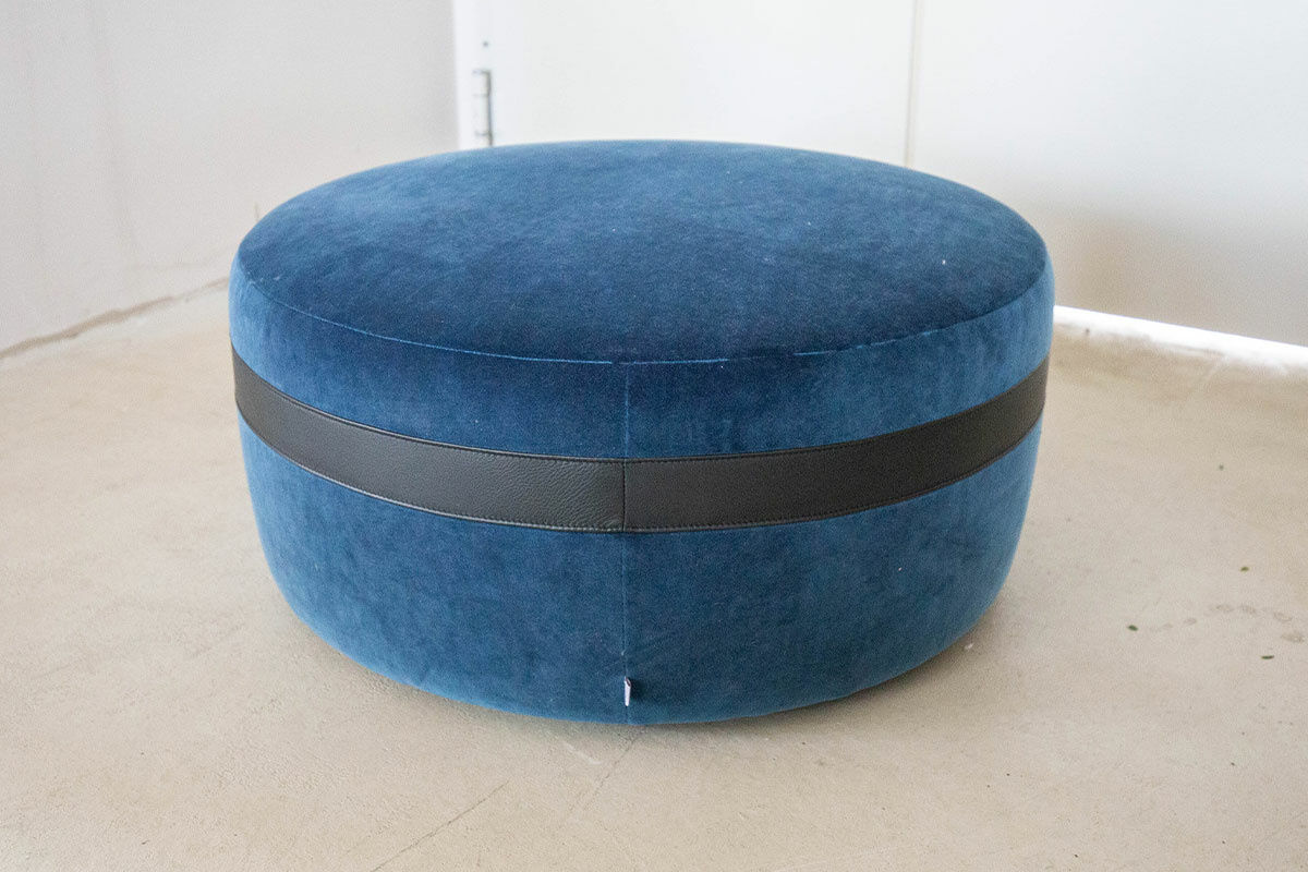 Jori - Hocker Macaron Stoff C0058 Vittoria Petrol Blau Zierband Leder Liparo Schwarz Untergestell Lenkrollen - 5