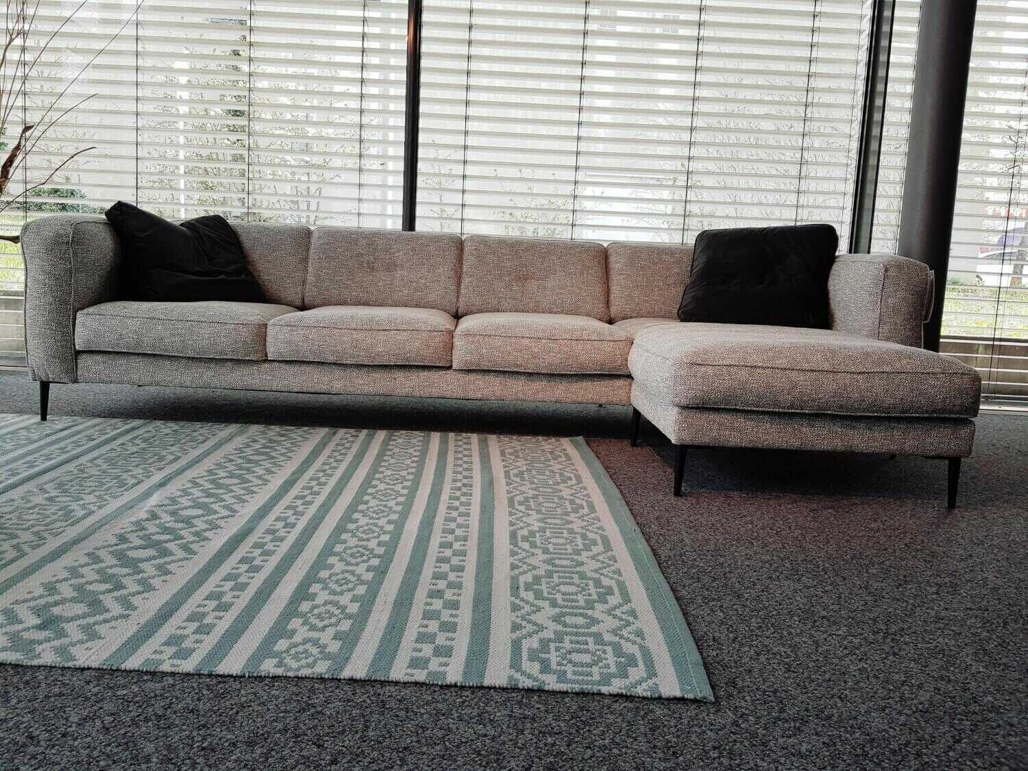 Raum.Freunde - Ecksofa Mikkel Stoff Varese 0173 Gravel grey PG 5 Füße Metall Schwarz - 3