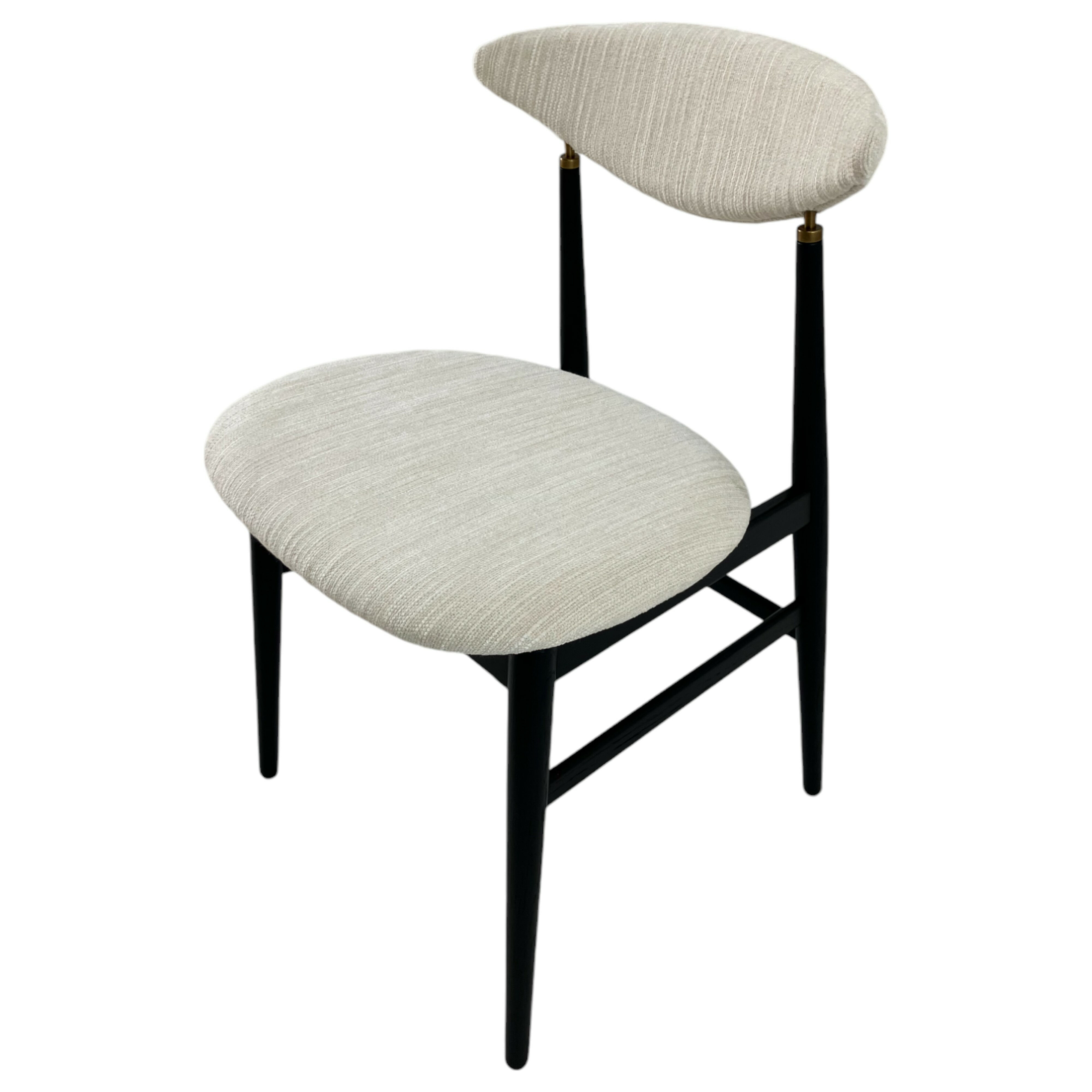 Gubi - Stuhl Gent Stoff Chenille 01 Wollweiß Beine Black Stained Ash Schwarz - 1