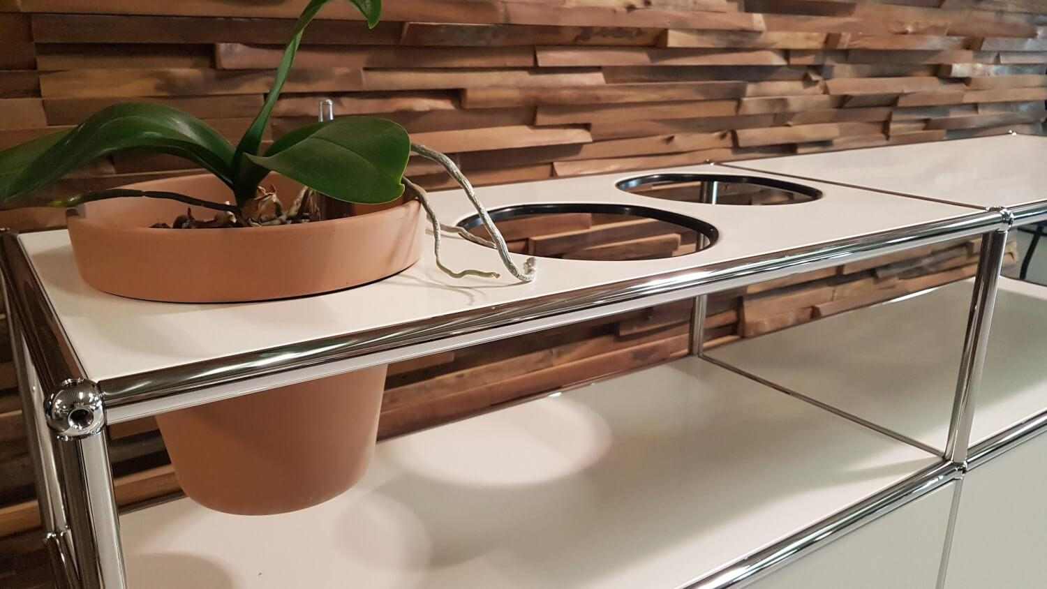 USM Haller - Sideboard Weiß mit drei Pflanzentöpfen Terrakotta - 2