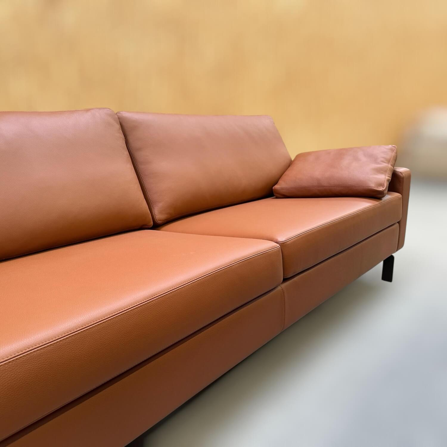 COR - Sofa Conseta Bodenfrei Leder 173 Cognac Schmalfuß Schwarzbraun mit 2 Kissen - 2