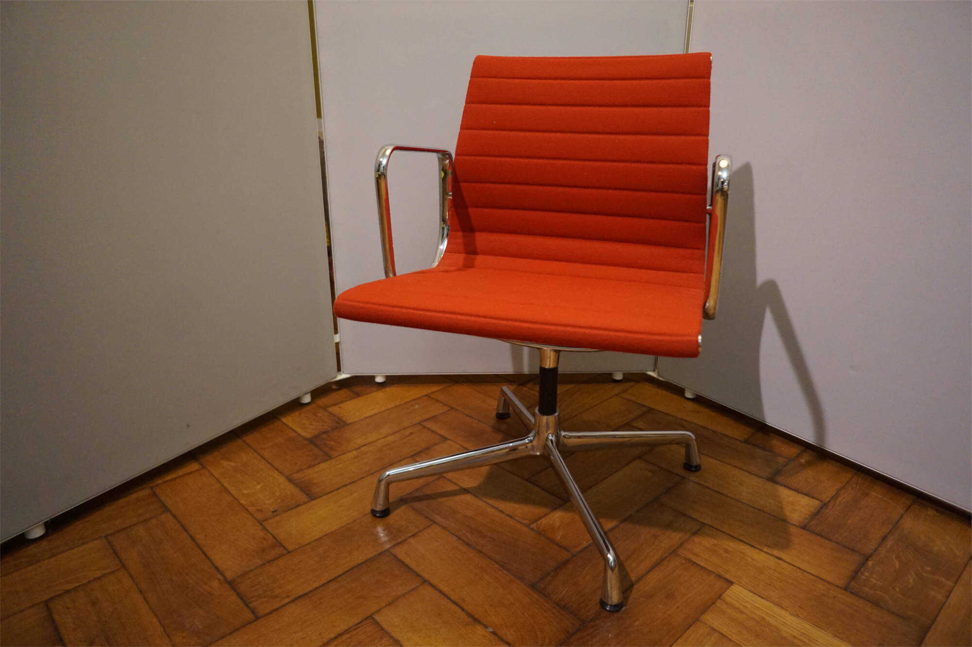Vitra - Armlehnstuhl EA 108 Stoff Rot Drehbar Ausstellungsstück - 2