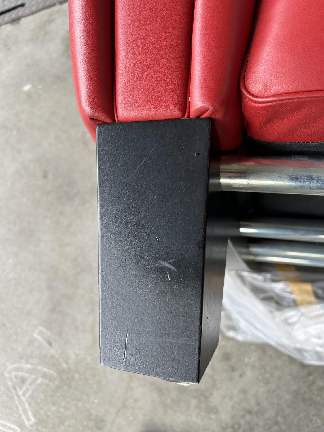 Sessel DS 57 Leder Select Rot Füße Schwarz Lackiert mit bekannten Gebrauchsspuren