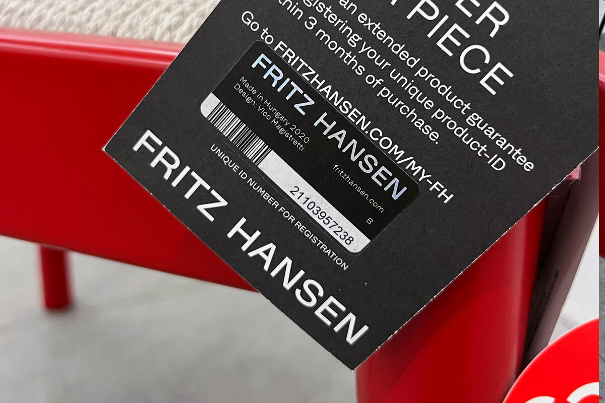 fritz-hansen-stuhl-carimate-buche-rot-lackiert-natur-sitz-aus-flaggleine-mf-0008376-001-2