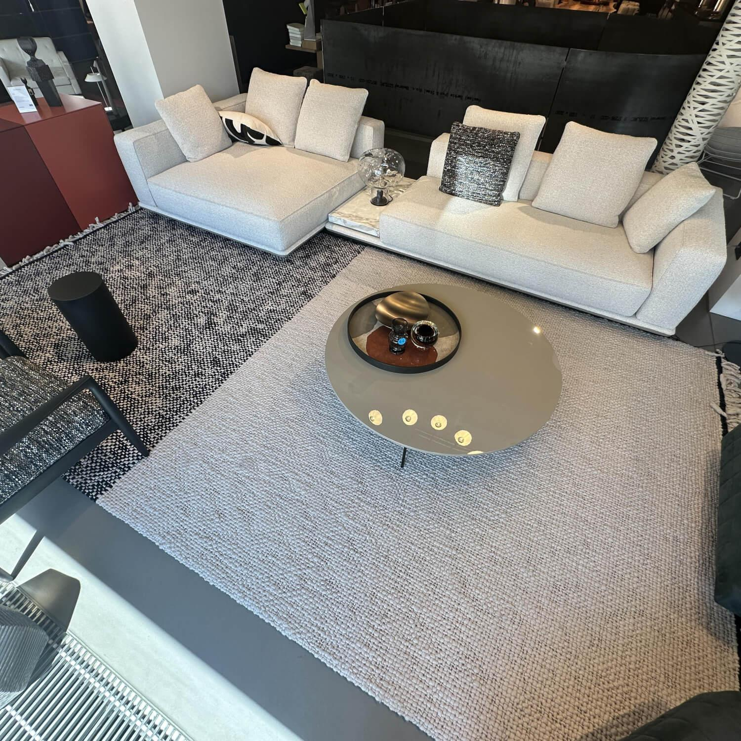 Minotti - Ecksofa Horizonte Stoff Brise 01 Naturale mit Zwischentisch in Calacatta Marmor - 3