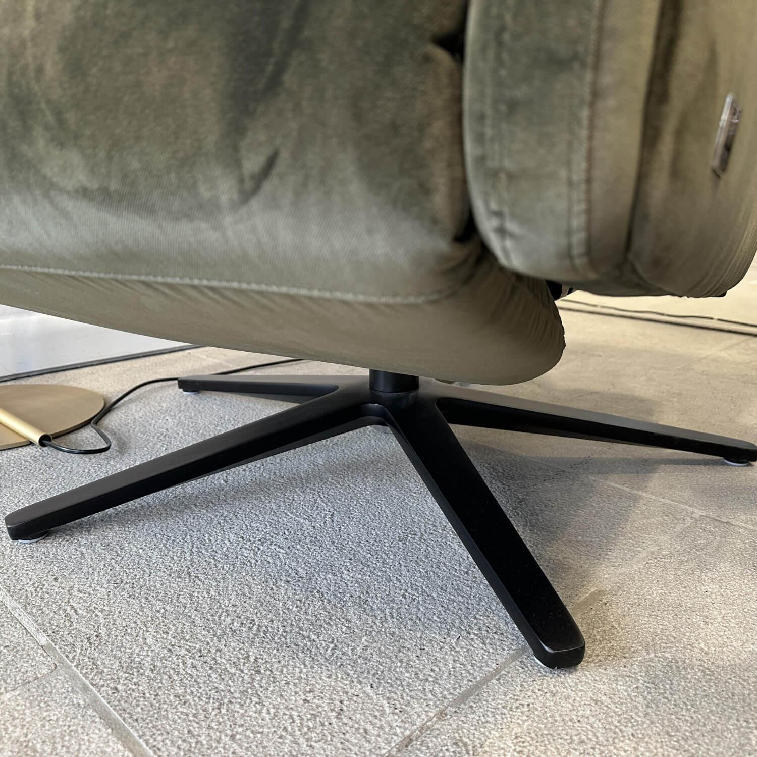 Bielefelder Werkstätten - Relaxsessel Dexter Stoff Amica Olivgrün Sternfuß Schwarz Matt mit motorischer Verstellung - 7