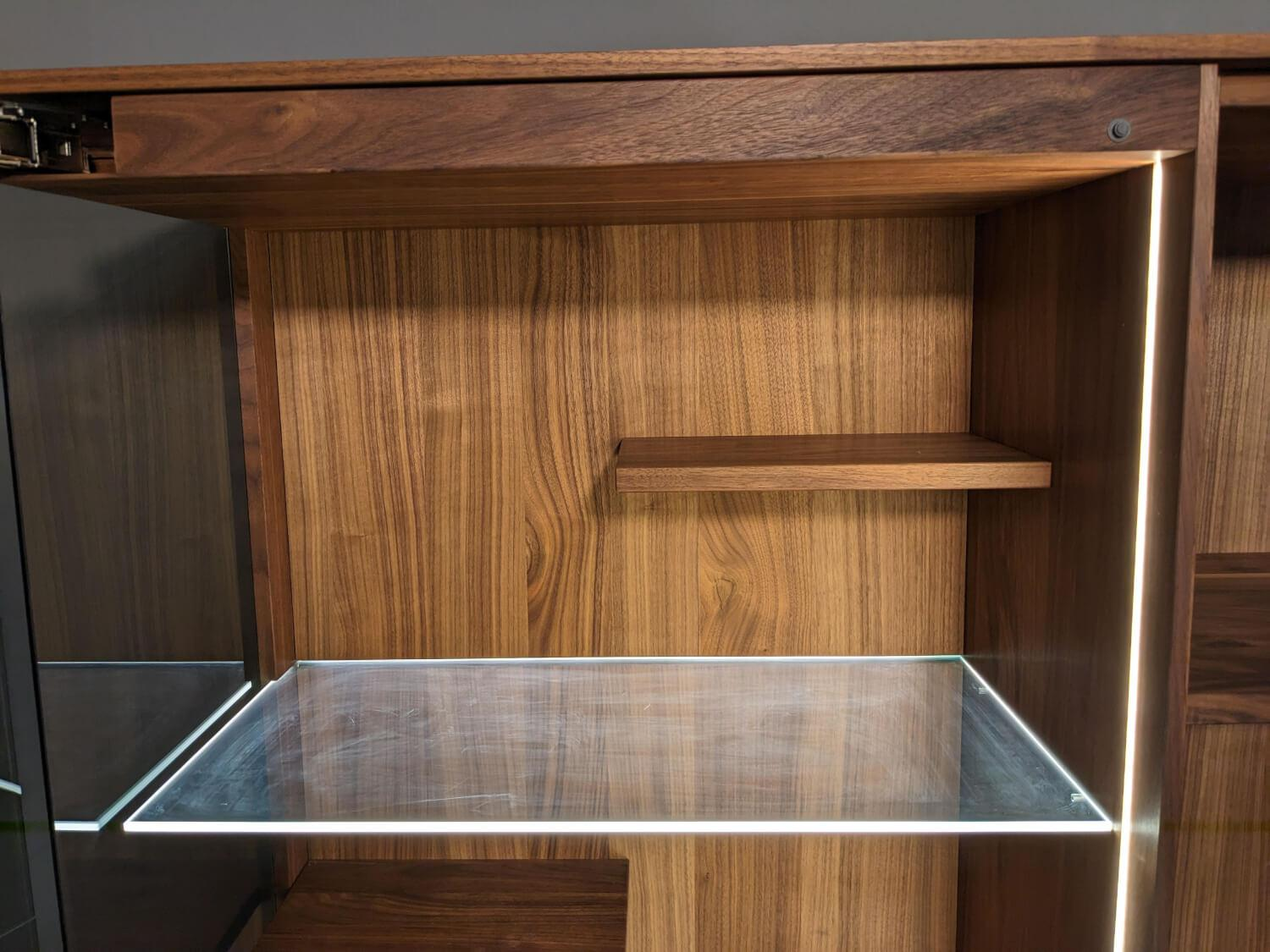 Team 7 - 2er-Set Vitrine Filigno Nussbaum Wild Rauchglastür mit Metallrahmengestell - 2