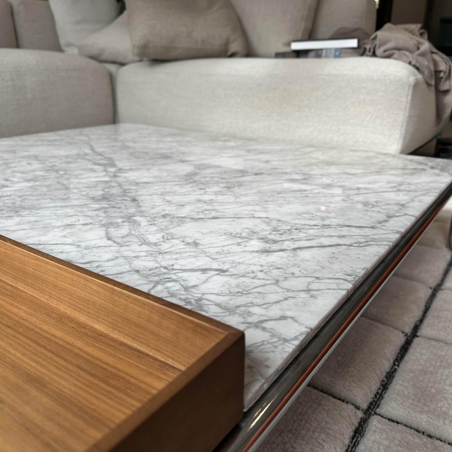 Cassina - Couchtisch Mex Hi Platte Marmor Mianco Carrara Beige Gestell Metall Verchromt Inklusive Tablett Amerikanischer Nussbaum - 3