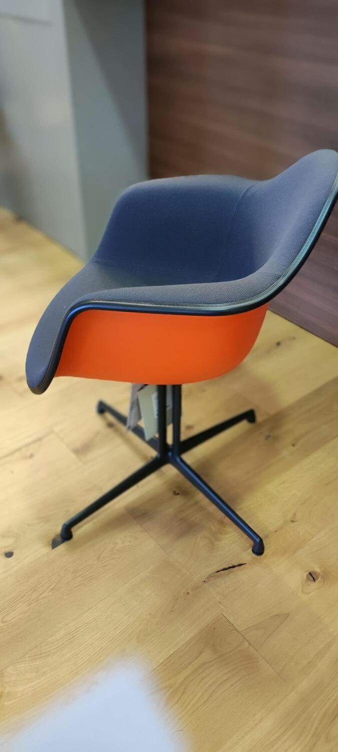 Vitra - Armlehnstuhl Eames Plastic DAL Stoff Hopsak Dunkelgrau Schale Poppy Red Rot Gestell Metall Schwarz - 4