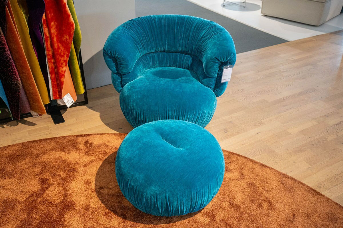 Bretz - Sessel Balaao Stoff 64 1922 Happy Velvet Amalfi Petrol Drehbar mit Hocker - 4