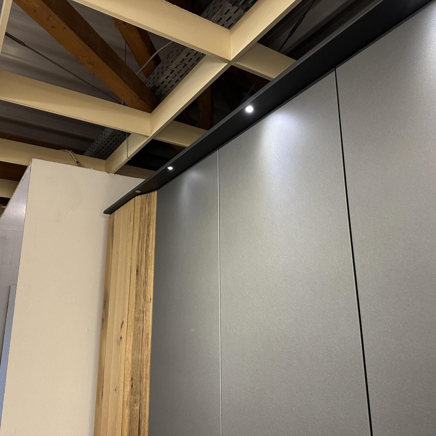 Thielemeyer - Schlafzimmer VZ 1 MR Joline Wildeiche Massiv Gebürstet Altholz Eiche Lackiert Und Lack Graphit Inklusive Beleuchtung - 4