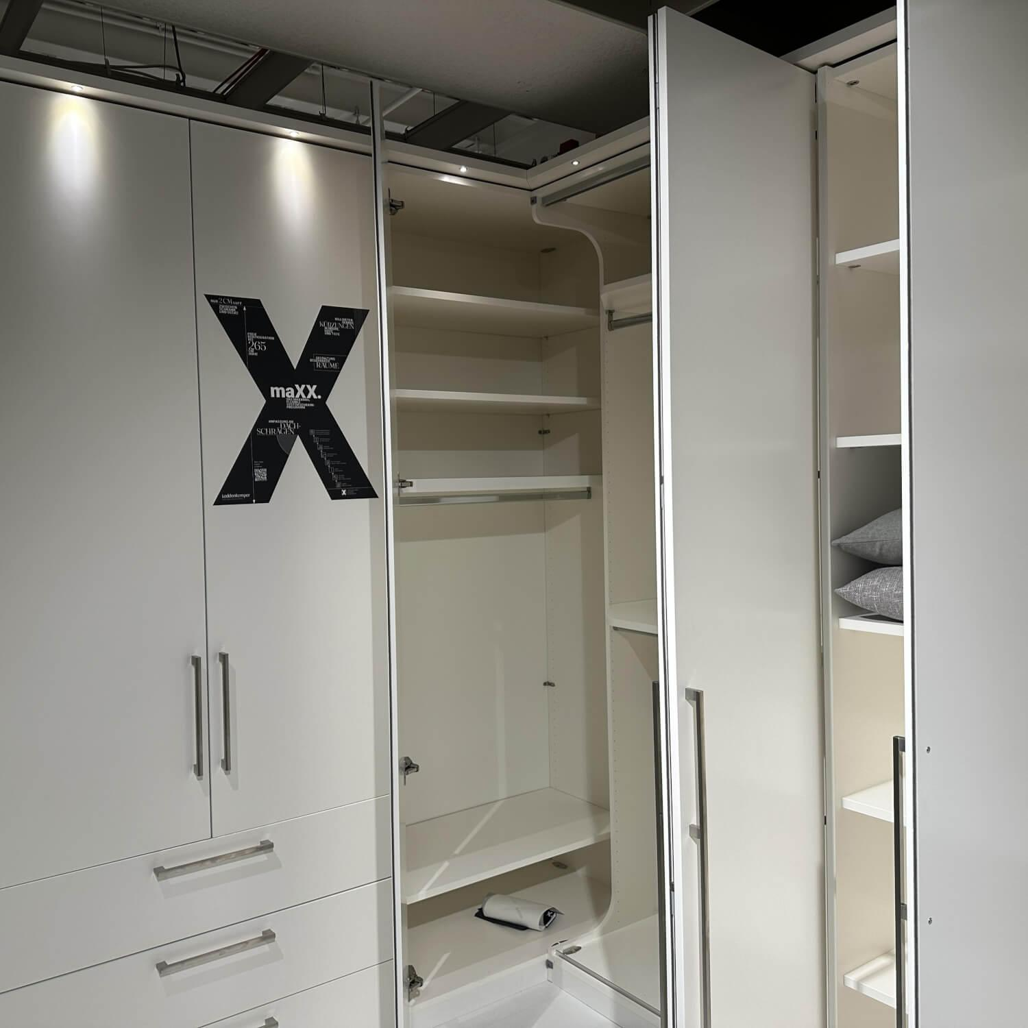 Loddenkemper - Kleiderschrank Maxx 200 Lack Weiß Matt Griffe Edelstahloptik Mit LED-Einbauspots - 9