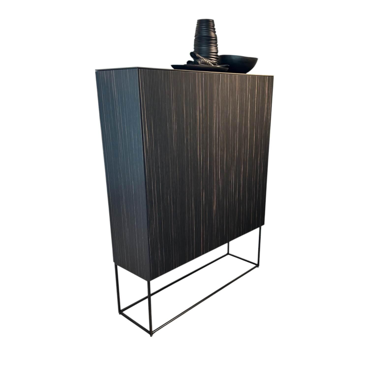 Kettnaker - Highboard Soma Front Relief Maron Braun Korpus Lack Schwarz Abdeckplatte Fenix Schwarz Gestell Schwarz - 1