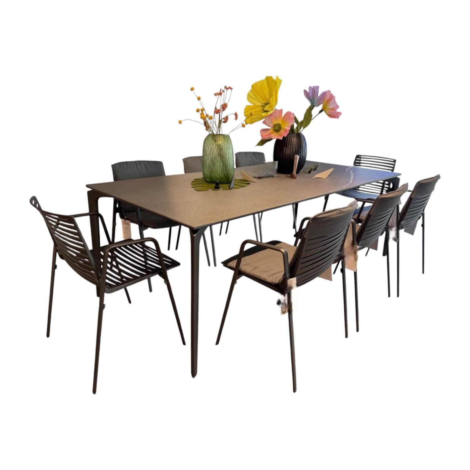 Fast - Outdoor Essgruppe Tisch Allsize Platte Feinsteinzeug Rauchgrau Grau Gestell Aluminium Lackiert Und Zebra Armlehnstuhl Grau - 1