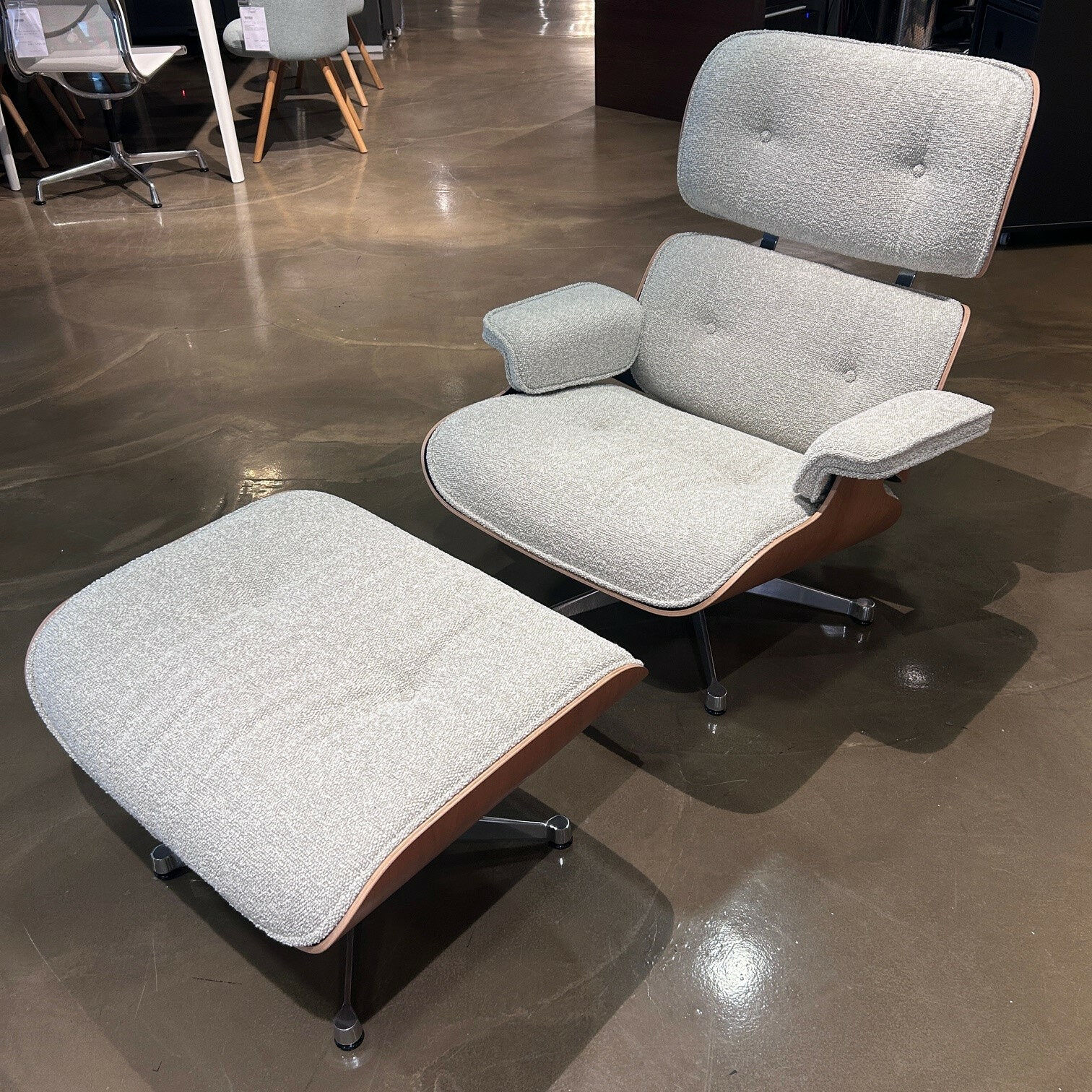 9ae618bbf94e0b33ba529837c77a1e02154d6839_MF_0021424_001_mf_prop_image2_Sessel_Lounge_Chair_und_Ottoman_mit_Schale_Amerikanisch_Kirschbau