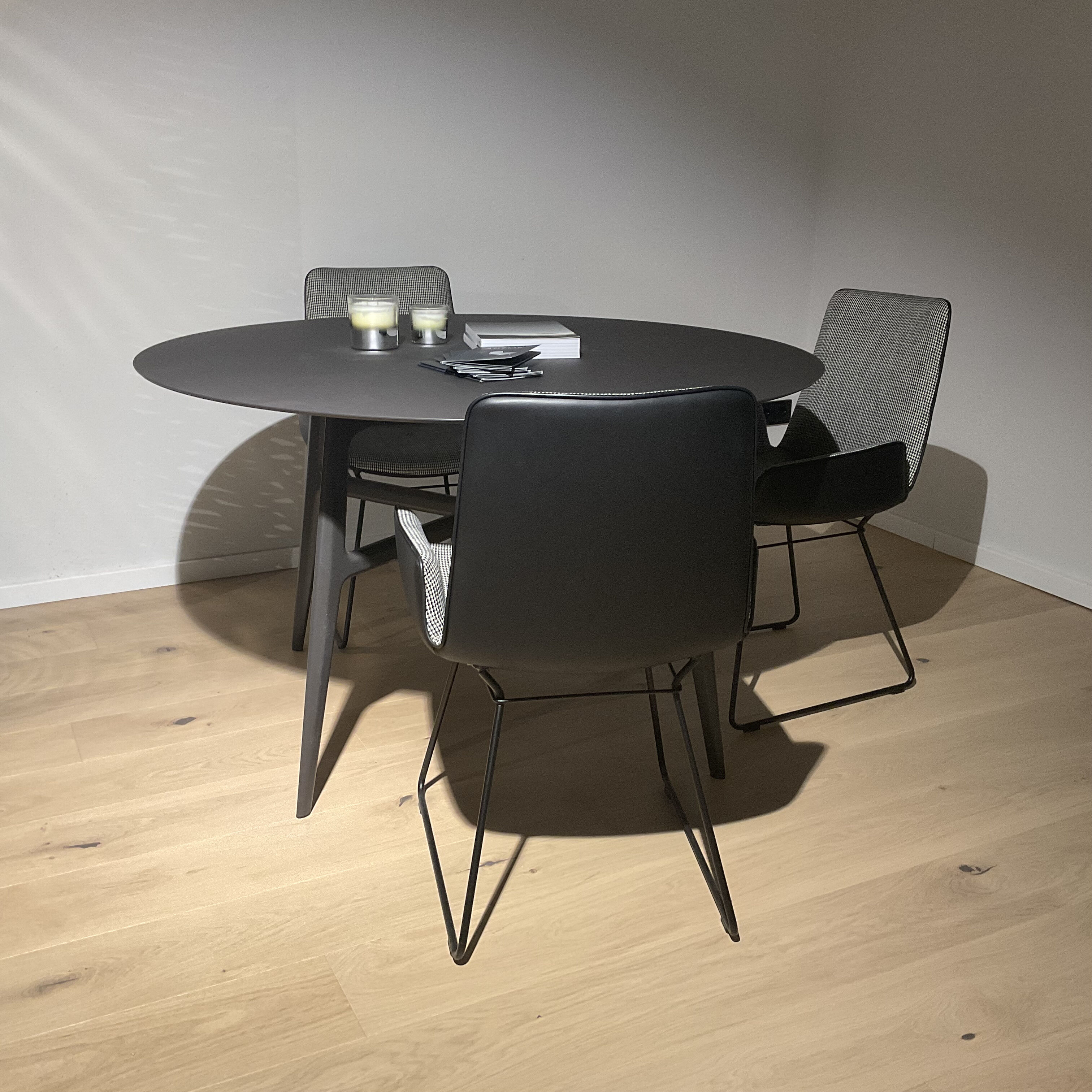 Freifrau - 3er-Set Armlehnstuhl Amelie Low Edition Coco Living Innen Stoff Clifford Schwarz Weiß Außen Leder Sahara Ebony Schwarz Gestell Metall Schwarz - 3