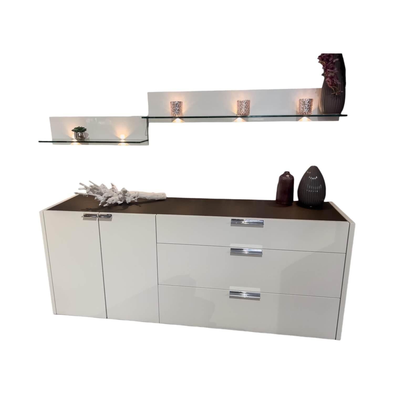 Hülsta - Kommode Fena Lack Pure White Weiß Mit Wandboard Glas Und Beleuchtung - 1