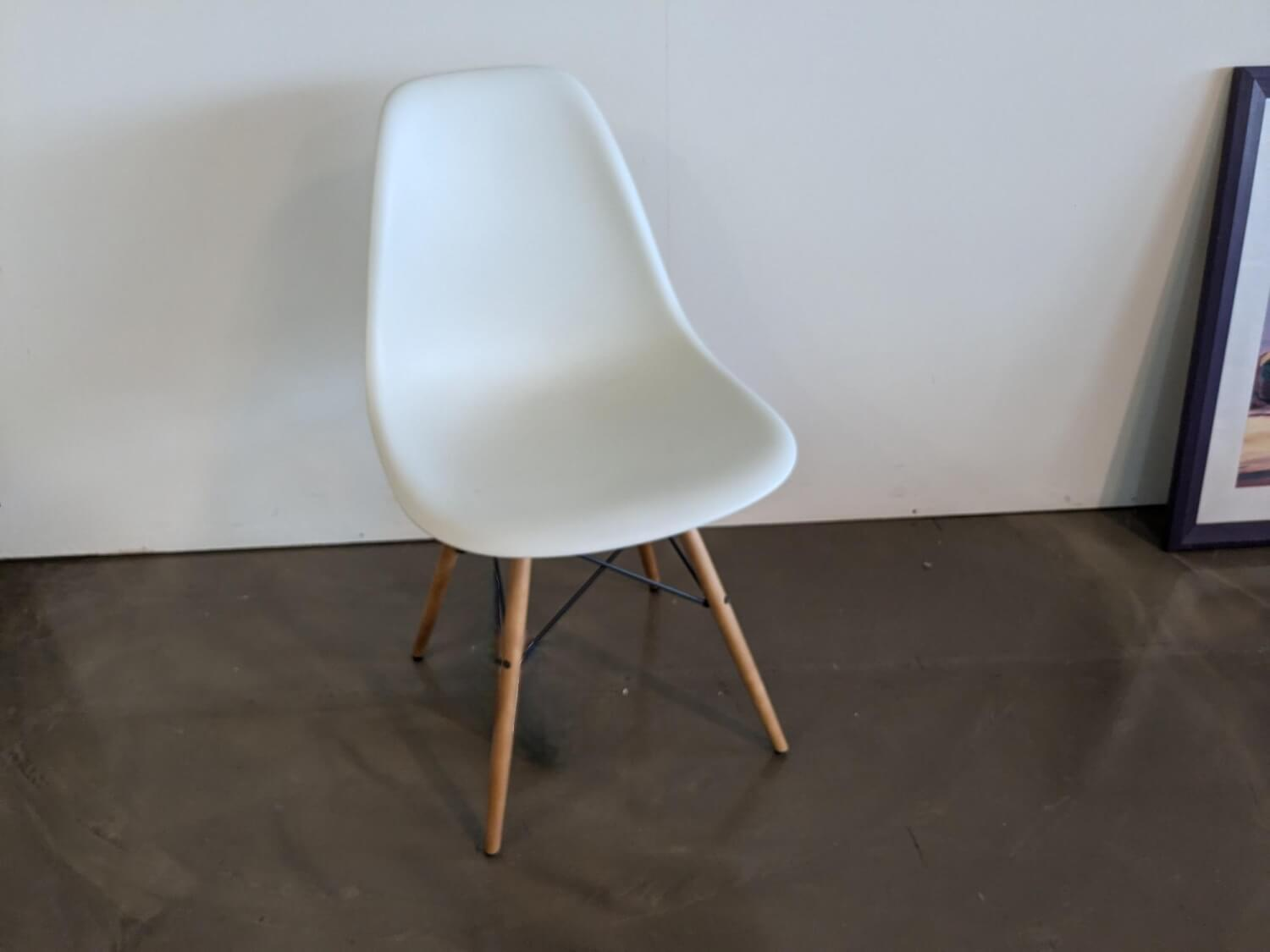 Vitra - Eames Plastic Sidechair DSW Sitzschale Kunststoff Weiß Gestell Ahorn Geölt - 3