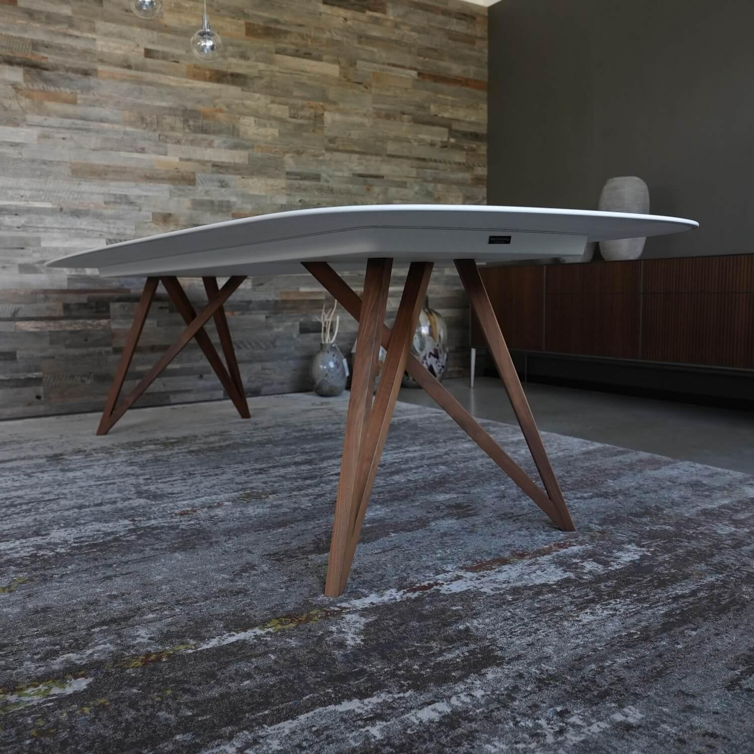 Walter Knoll - Tisch Seito Quarzstein Weiß Gestell Holz Nussbaum Mit Splitanteil Geölt Bootsförmig - 4