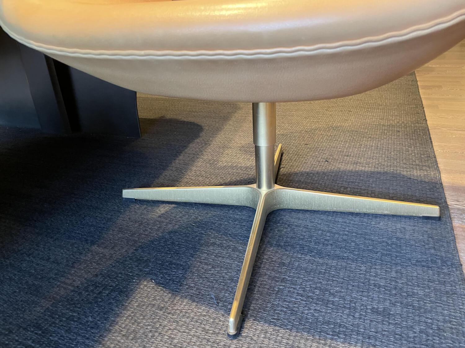 Fritz Hansen - Stuhl Swan Chair Pure Leather Leder Natur Beige Gestell Vergoldet Drehbar - 2