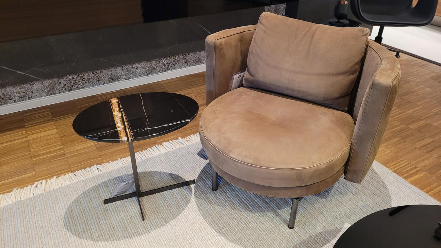 Minotti - Beistelltisch Joy Jut Ut Joy50Ems Platte Marmor Sahara Noir Schwarz Gestell Kreuzförmiger Fuß Metall Bronzefarbig - 6