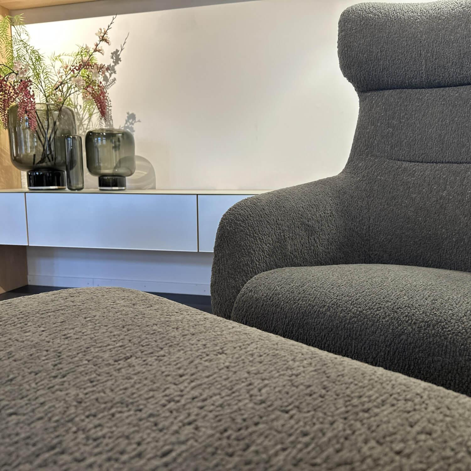 Brühl - Sessel Viktor Stoff 6450 98 Grau Rcken Leder Unit 542 93 Grau Kreuzfuß Schwarz Inklusive Hocker - 6