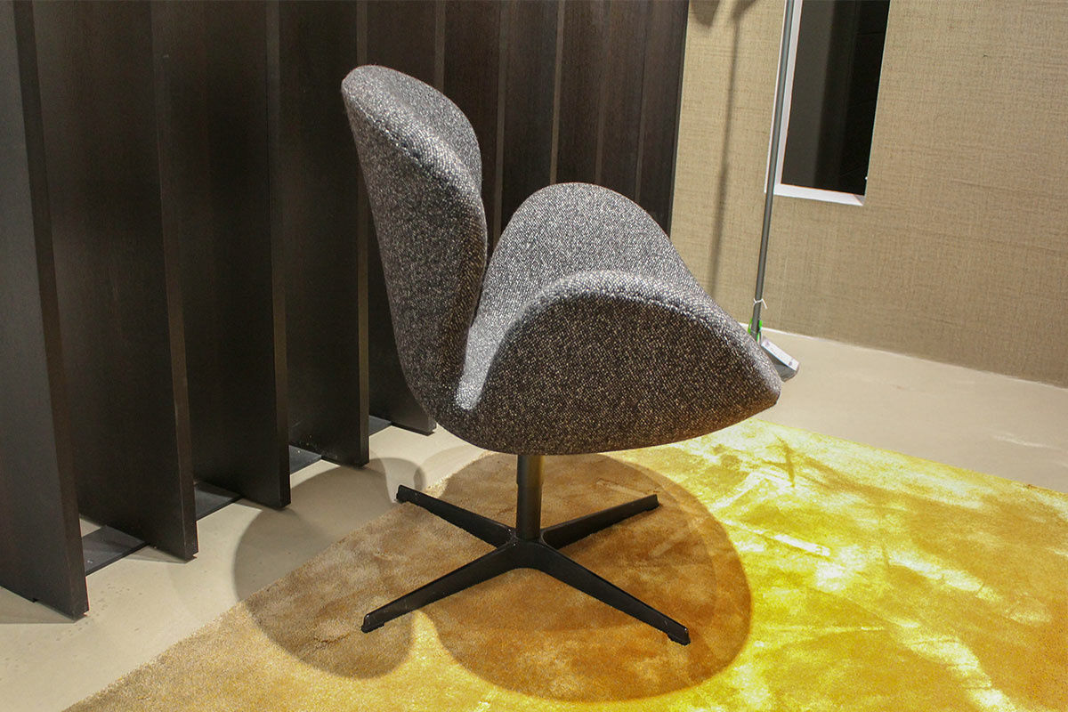 Fritz Hansen - Stuhlsessel Swan Chair Stoff Vanir Granite Brow Dunkelgrau Gestell Aluminium Schwarz Mit Rückholfunktion - 2