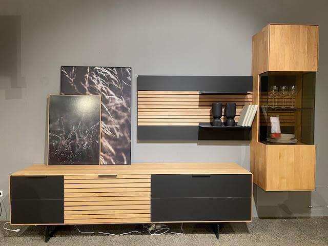 Wöstmann - Wohnwand WM 2320 Kanadische Erle Massiv Natur Front Mattglas Schwarz Mit LED Beleuchtung - 2