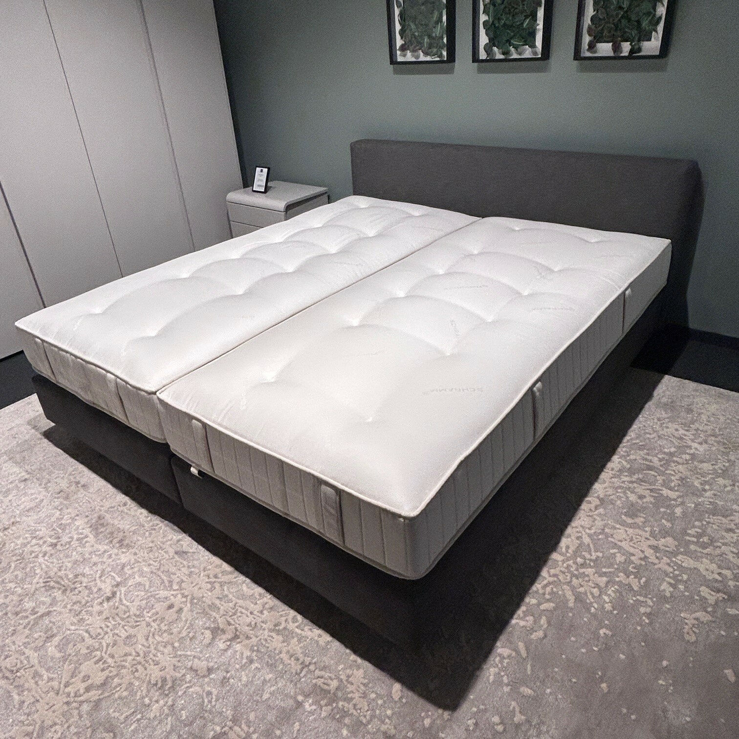 Schramm - Bett Cube Limited Edition Stoff Lino-2230 Grau Fuß Schwarze Blindfüße mit 2 Matratzen - 3