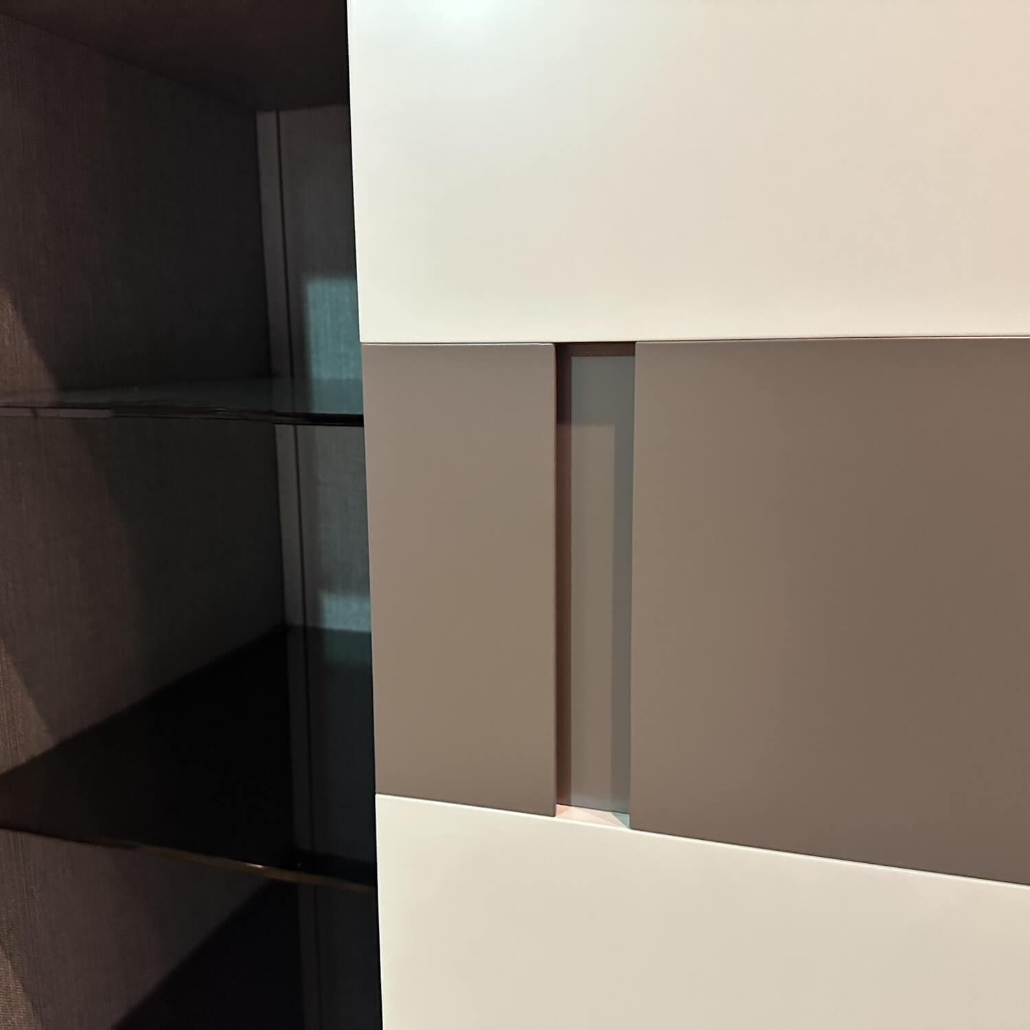 Tomasella - Schiebetürenschrank Contur Loretto Tür Ahtena OC 121 Bianco Gesso Weiß OC 130 Grigio Piacenza Grau Innen Alpaca Grau - 6