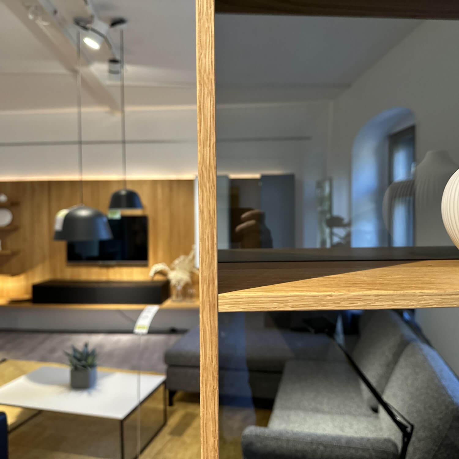 Team 7 - Raumteiler Regal Cubus Eiche Natur Geölt Türen Farbglas Greige Grau Beige Matt - 4