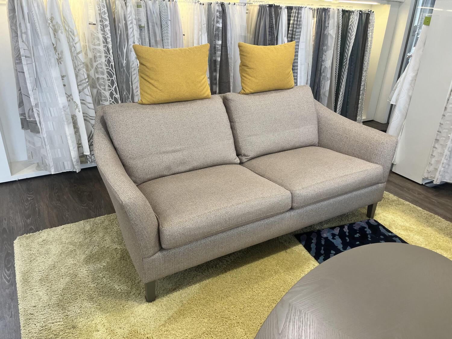 Bielefelder Werkstätten - Sofa Saloni Stoff Ron Grau Beige Inkl. Nackenkissen Stoff Ruby Gelb Füße Holz Grau Lackiert - 4