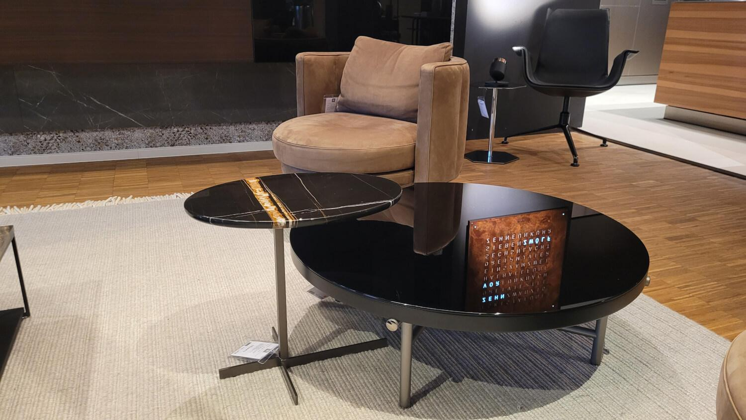 Minotti - Beistelltisch Joy Jut Ut Joy50Ems Platte Marmor Sahara Noir Schwarz Gestell Kreuzförmiger Fuß Metall Bronzefarbig - 4