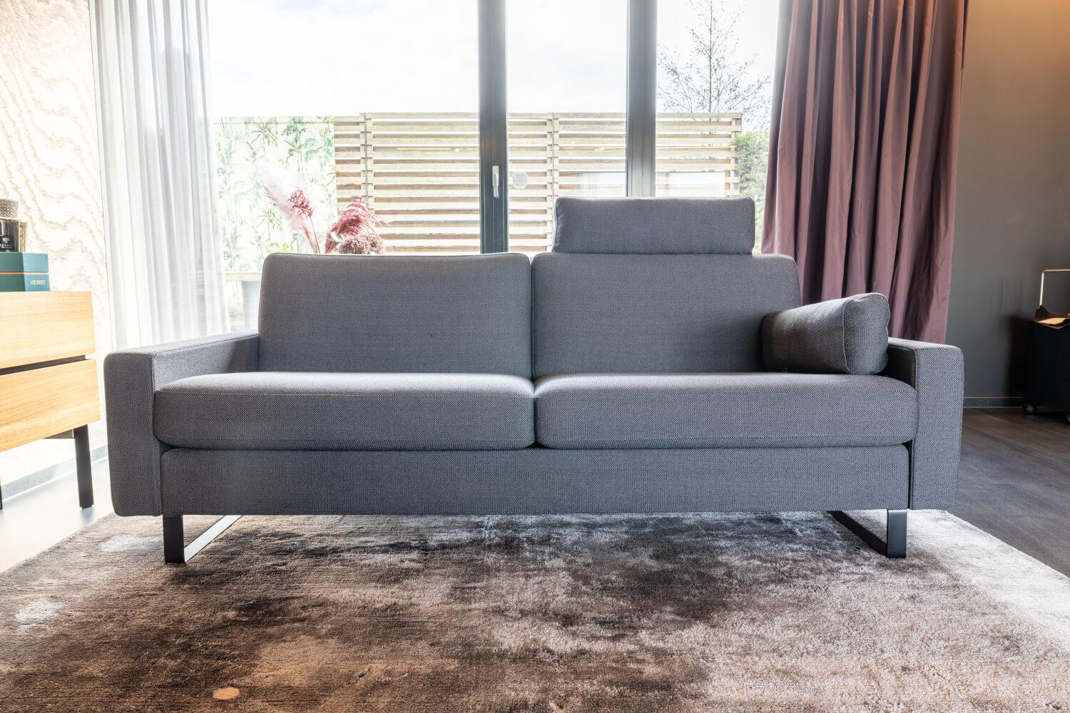 COR - Sofa Conseta Stoff 10068 Asphalt Grau Bodenfrei Metallkufen Schwarz Pulverbeschichtet Mit Armlehnen Und Kopfstütze - 3