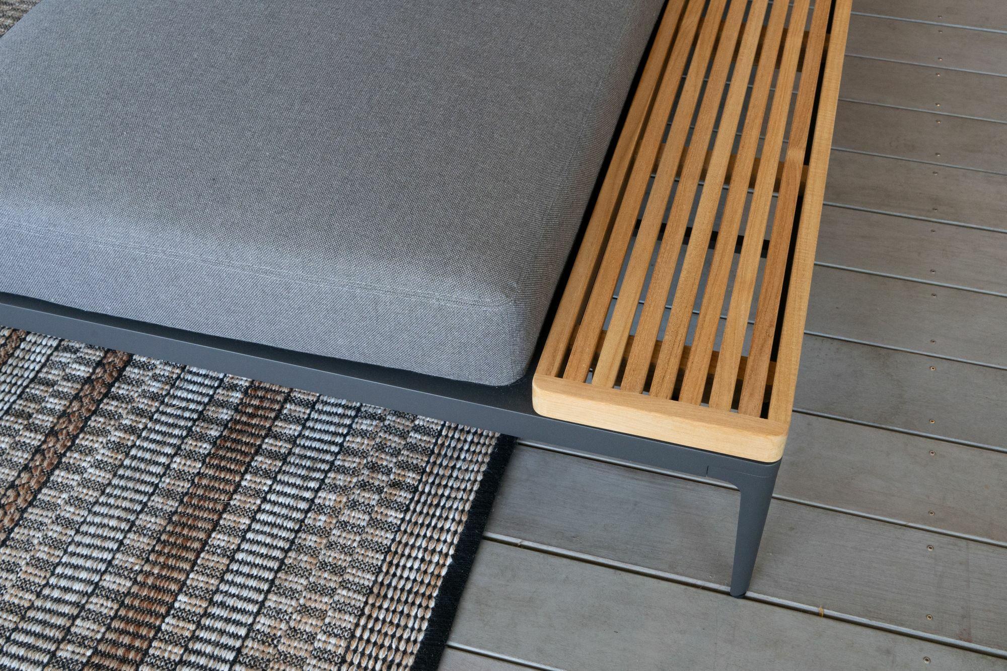 Gloster - Ecksofa Grid Lounge Stoff Blend Coal 0144 Grau Gestell Aluminium Meteor Schwarz Pulverbeschichtet Mit Anstelltisch Teak Und Kissen - 5