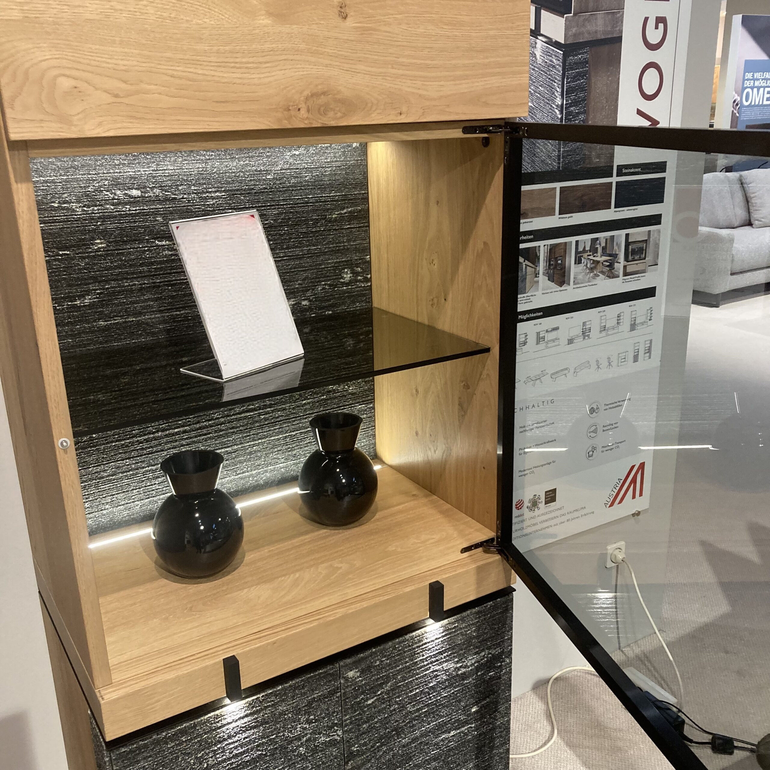 Voglauer - Vitrine V-Rock Alteiche Rustiko Steinakzent Mit Steinrückwand Inklusive Beleuchtung - 3