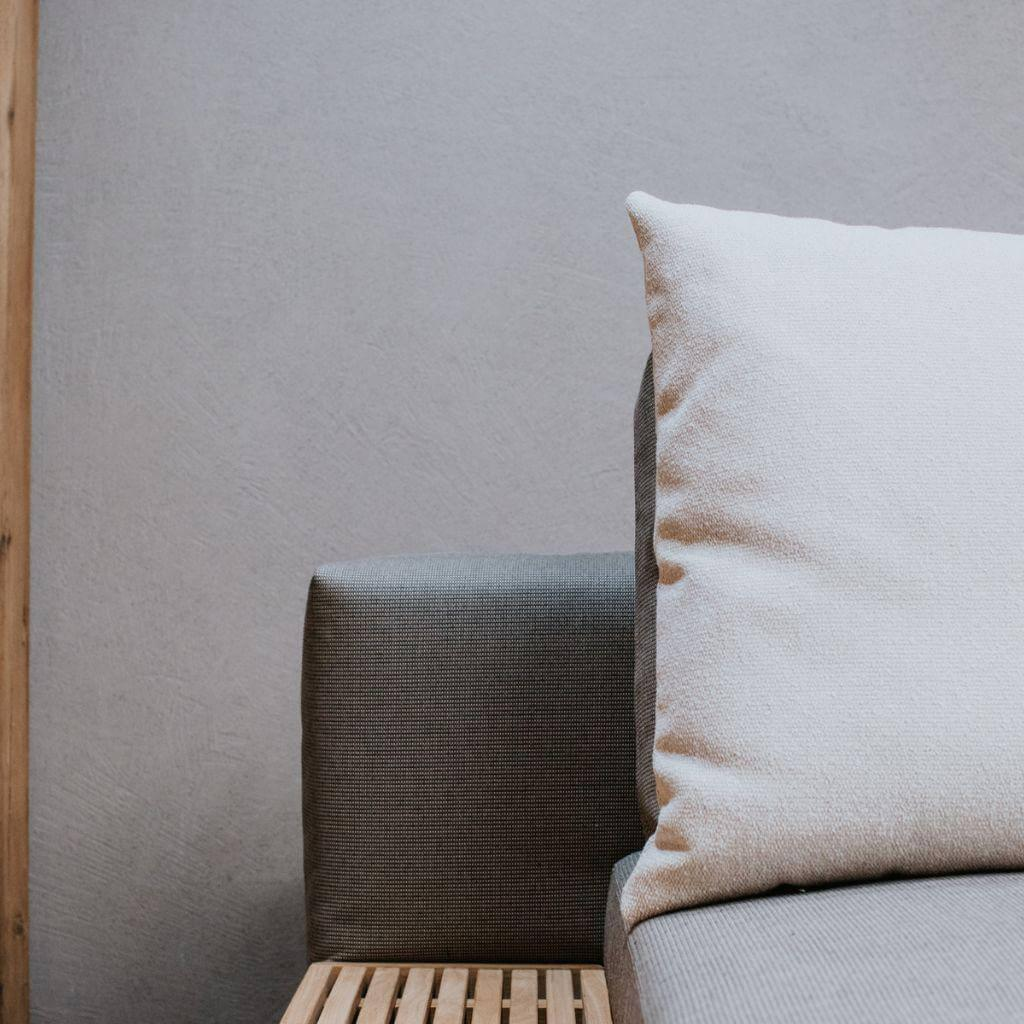 Gloster - Outdoorsofa Grid Lounge Stoff Cameron Granit Hellgrau Gestell Metall Meteor Ablage Holz Teak - 2